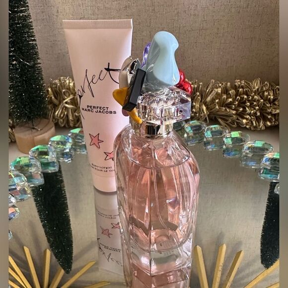 Marc Jacobs Perfect Eau de
Parfum Set - A Tribute to Self-Love - Picture 8 of 17
